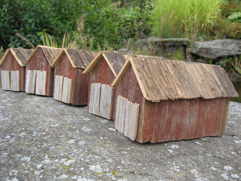 Båthus i miniatyr. Återvunnet trämaterial.