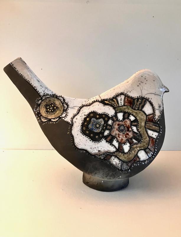 Geometrinen Rakupoltettu keramiikkalintu, v. 2025