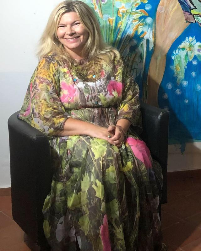 Klänningen är av min egen print samt min målning "sirena" i bakgrunden. Bilden tagen på konstnärsresidens i Sardinien