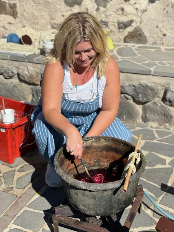 Här studerar jag garnfärgnings teknik på konstnärsresidenset i Sardinien