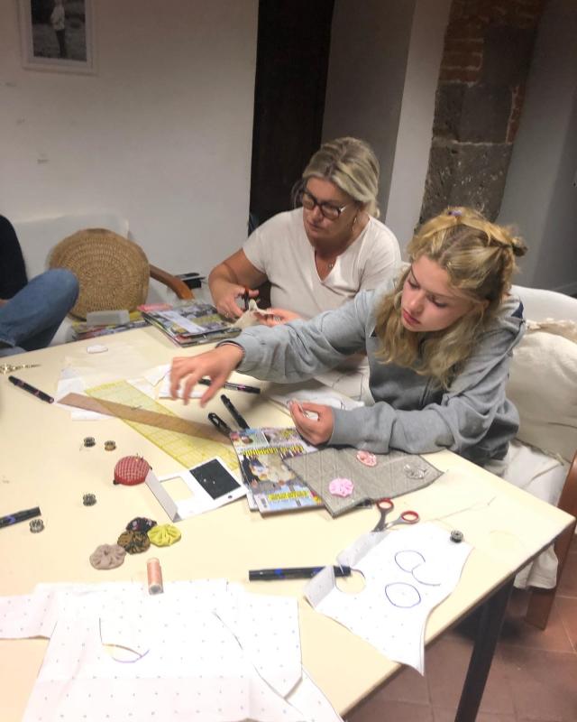 Bild tagen under en workshop, tillsammans med barn gör vi kreativa verk av olika material.