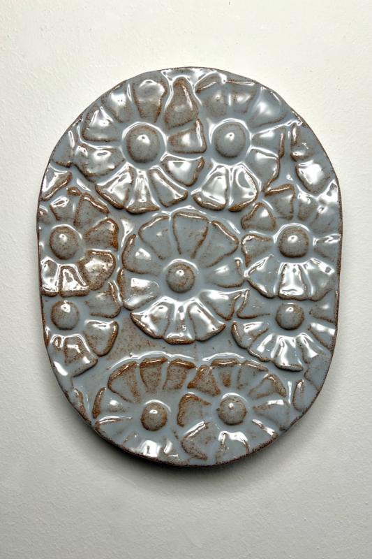 Leena Kouhia, Pellavapelto, keramiikka, 23x18x4 cm, 2025