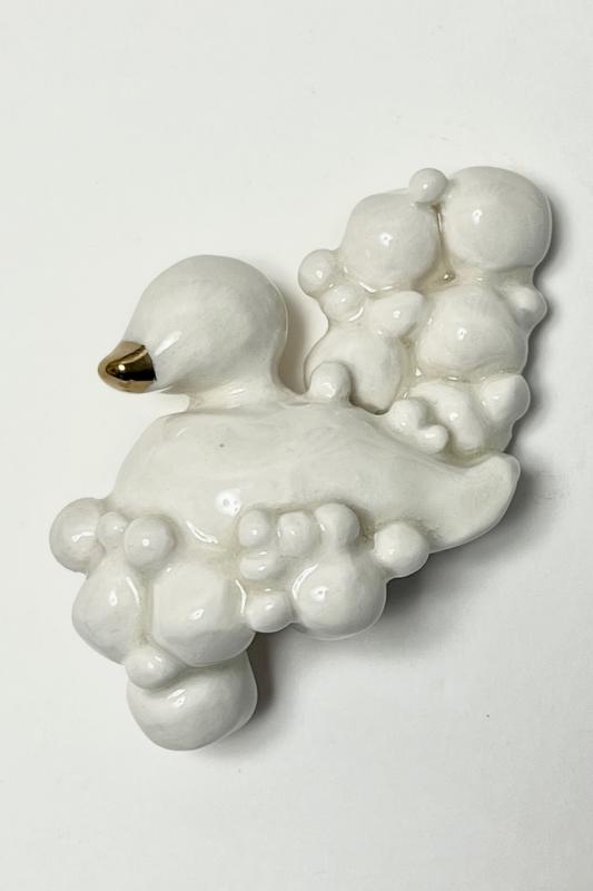 Leena Kouhia, Bubble Bath, posliini ja kulta, 10x10x4 cm, 2025