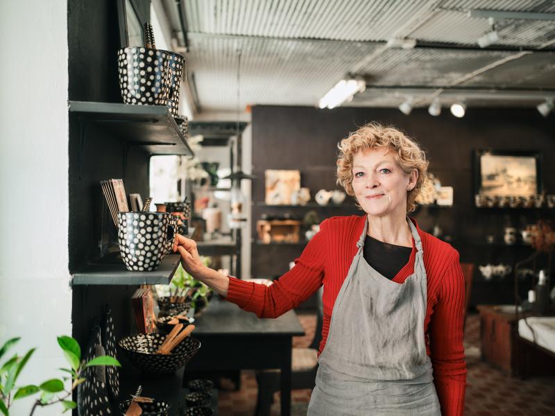 Judy in her workshop in Gölby