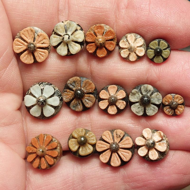 Blomörhängen av flerfärgade stenar 