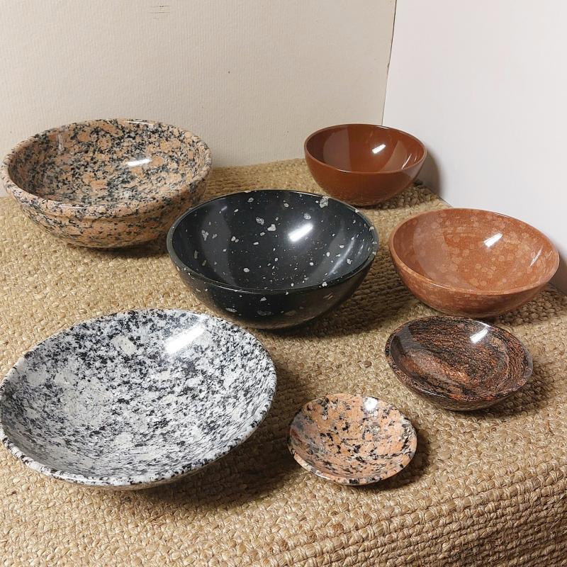 Olika skålar av Finländska stenar 