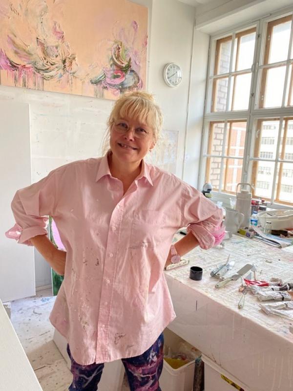 Maaria Märkälä työhuoneellaan