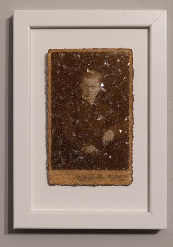 Rebecca Sandelin, Untitled (Encapsulate) från We Were Made For More-serien, Carte-de-Visite, Glasskärvor, Harts, Bildram, 100x150mm, 2021