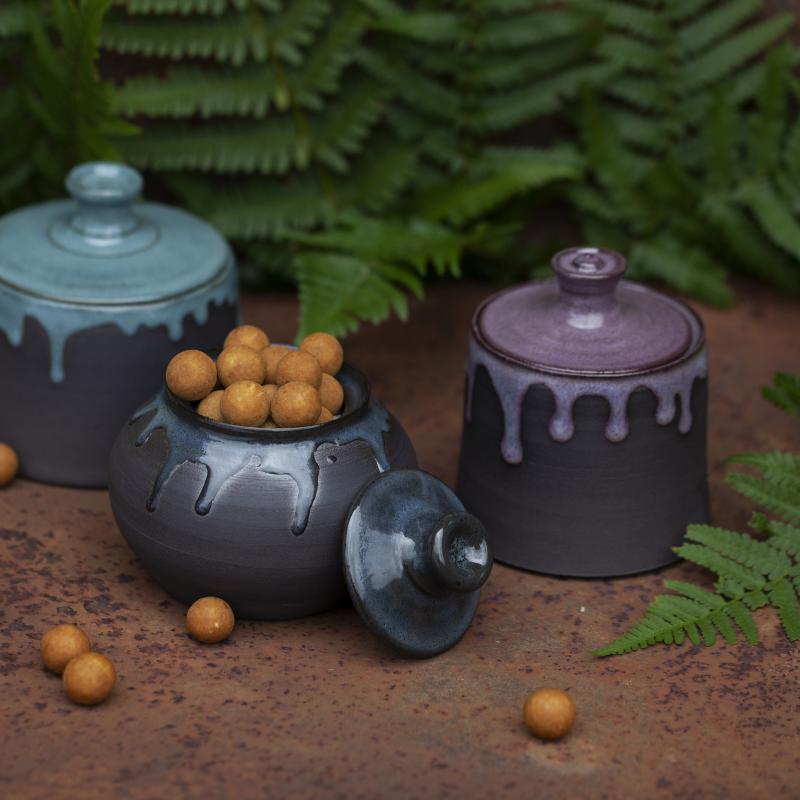 Drejade burkar i svart stengodslera.