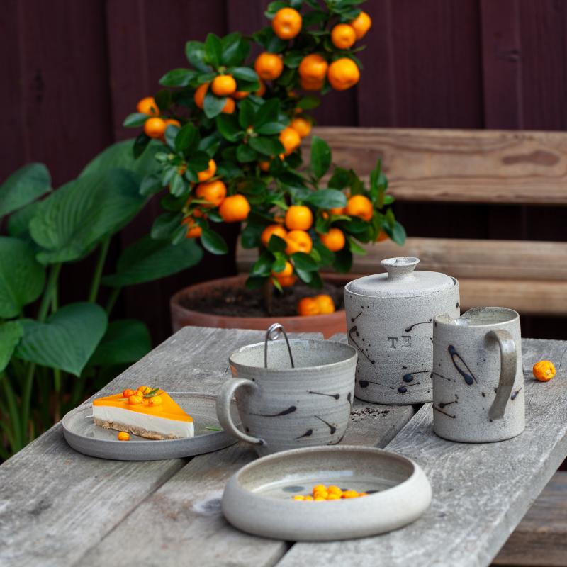 Drejat bruksgods i en grå stengodslera. Grå rustik serien.