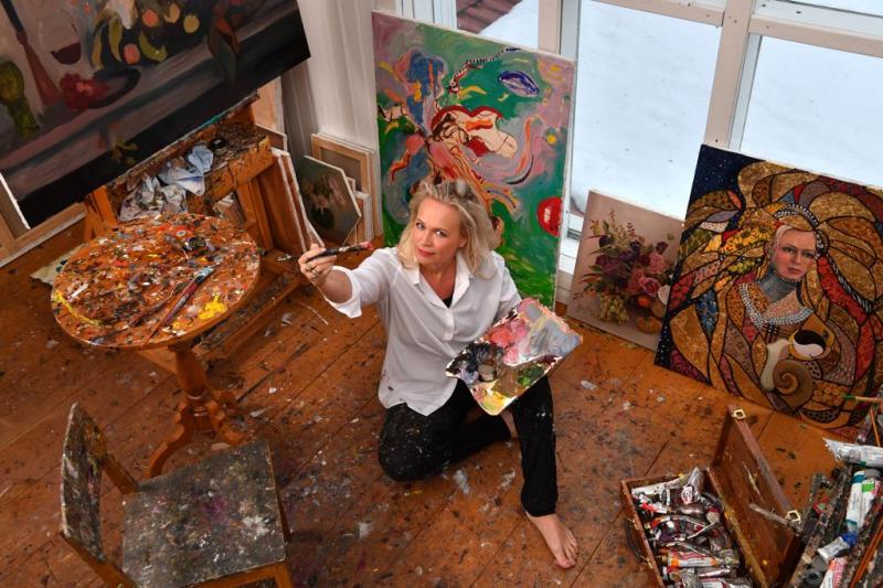 Taiteilija ateljeessa