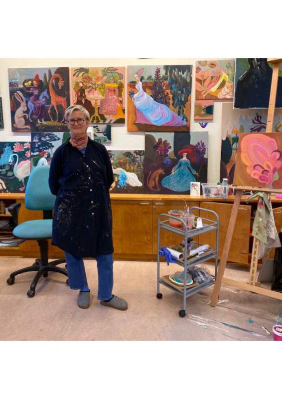 Tytti Huhtaniska työhuoneella