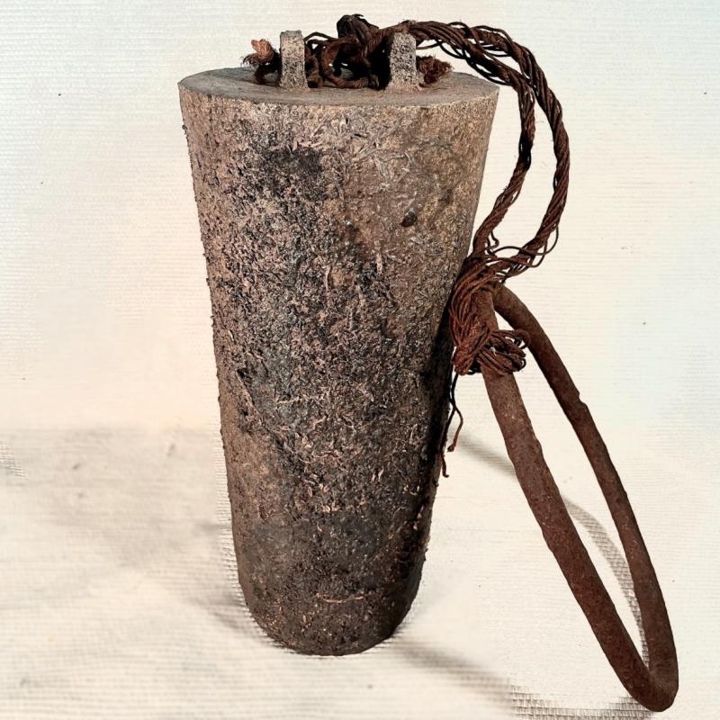 ”Lammen pohjassa on tulppa” 2023, puupoltettu kivitavara, ruosteinen metallilenkki ja vaijeriköysi. 35 x 60 cm