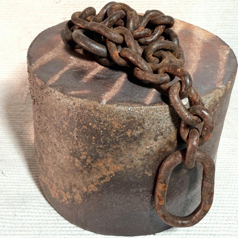 ”Punnus” 2023, puupoltettu kivitavara, metalliketju. 45 x 40 cm