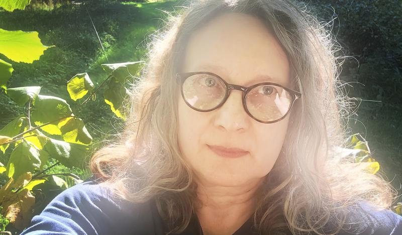 Synnöve Rabb, porträtt i trädgården