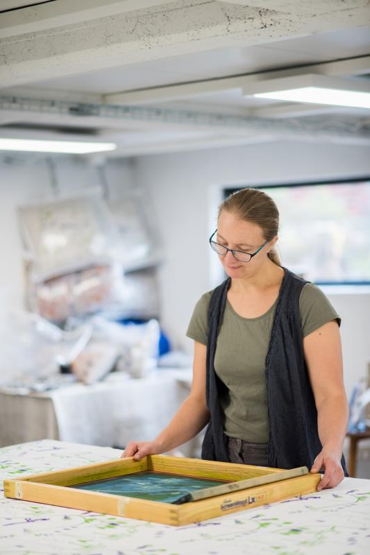 Jag, Erica T vid tygtrycksbordet i ateljén