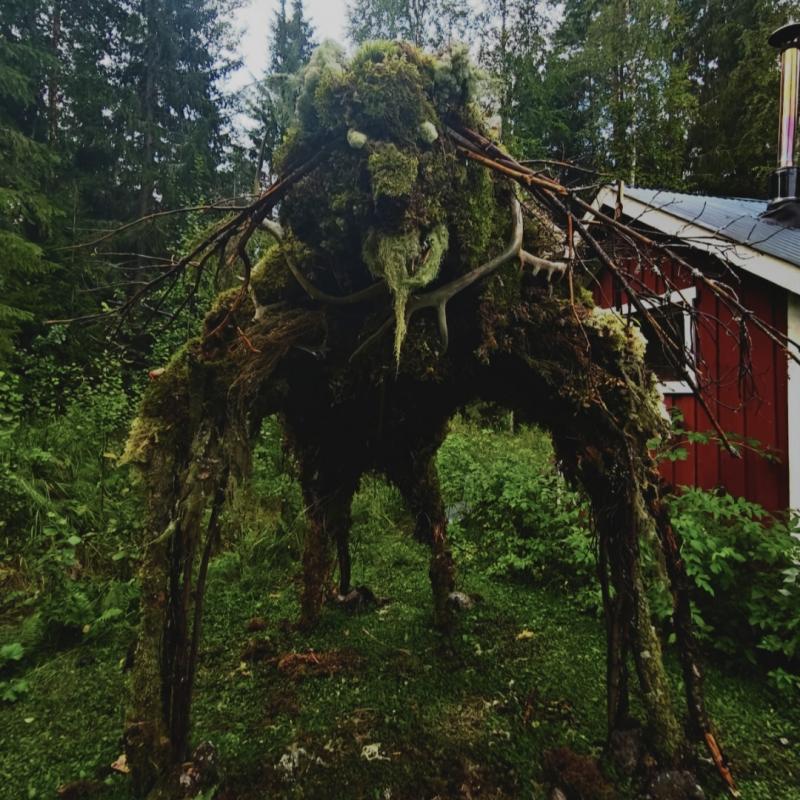 Rising Tapio, luonnon materiaali, kierrätys, koko korkeus 4 metriä, leveys 3 metriä, pituus, 5metriä.  
2025. 