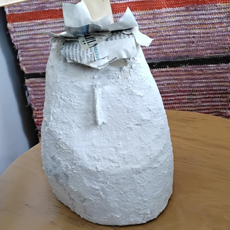 Början av ny pappersmassa - "Rump".  Aloitettu  Rump- paperimassaveistos. Making "Rump" in papier mache.  2025.