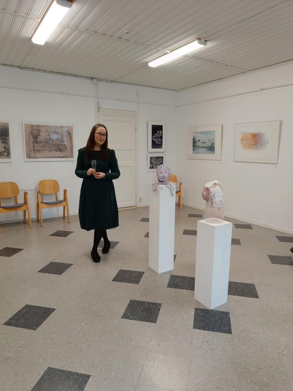 Papperskulptur - Paperiveistos - Paper Sculpture Role Model