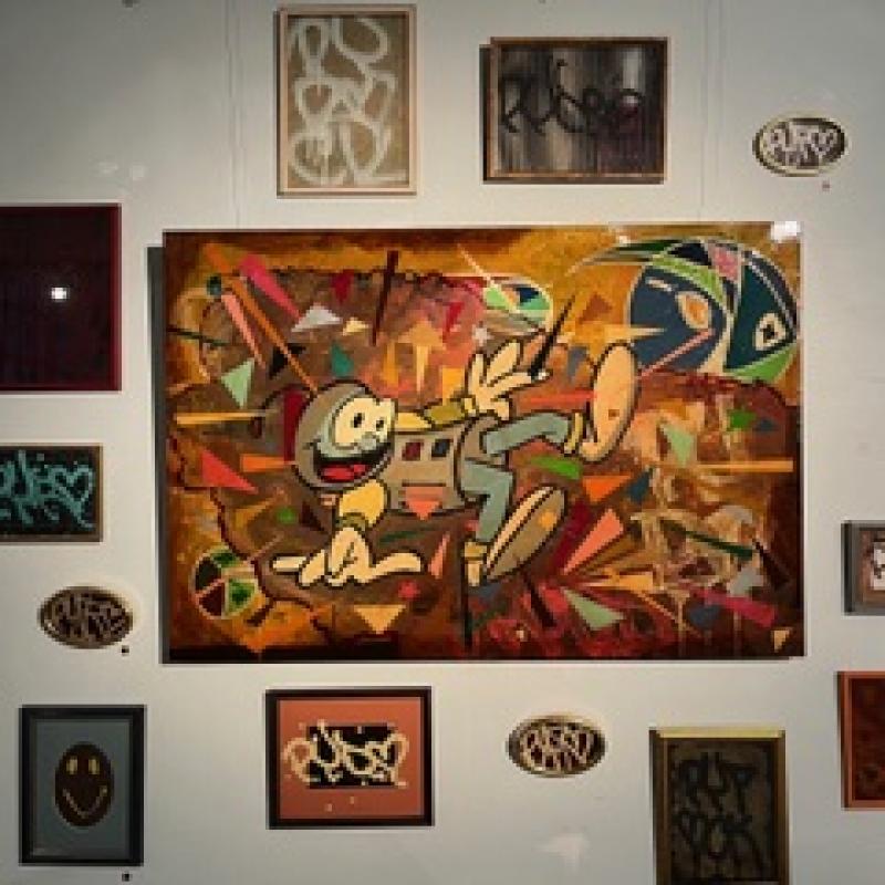 Janne Viljakainen. Tupen rapinat.Akryyli, spraymaali, öljyvahaliitu, ruostevesi, alkydimaali,uretaanilakka, Mdf, 102 x 70cm. 2025