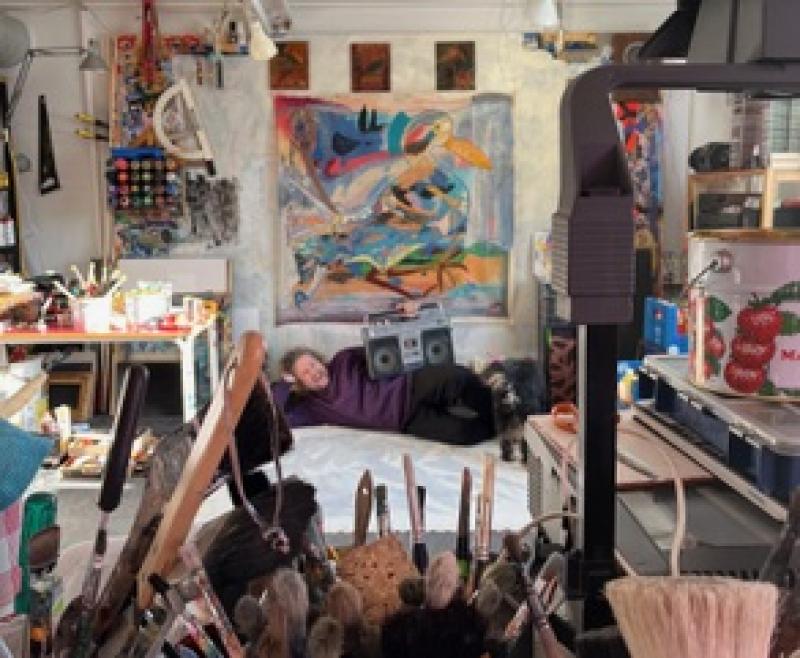 Janne Viljakainen työhuoneella.