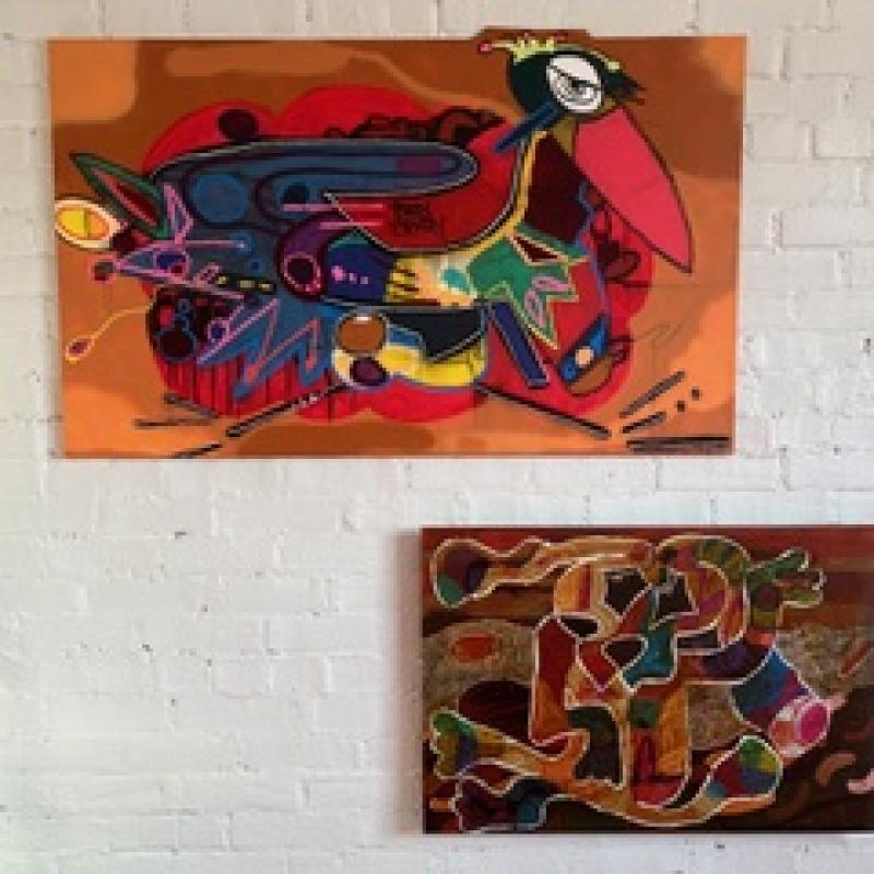 Janne Viljakainen. Sköntys, spray, tussi, vahaliitu, inkki, kankaalla. 150 x 90 cm.2025
Näkyyks kello. Akryyli, spray, vahaliitu, lyijykynä, Mdf- levyllä. 103x 68cm. 2024