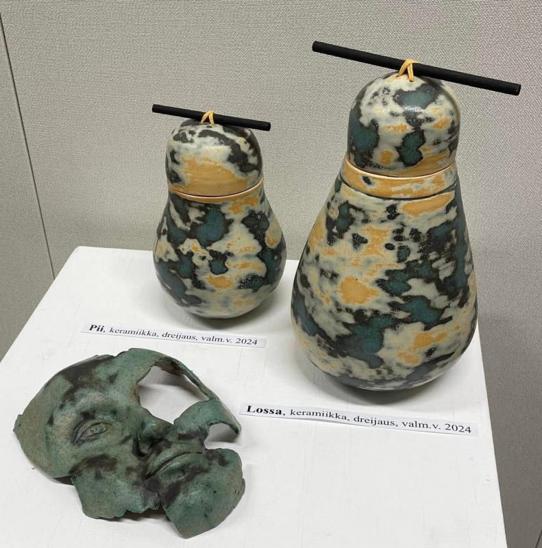 PII ja LOSSA (kannelliset astiat) Naamio  keramiikka 2025