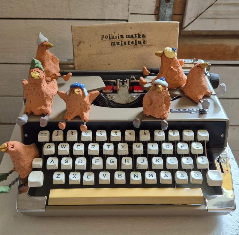 Tiina Ranta  Poikain matkamuistelut,  käsin rakennus, savi ja kierrätys materiaali. levey. 30 cm, korkeus 20 cm. 2025