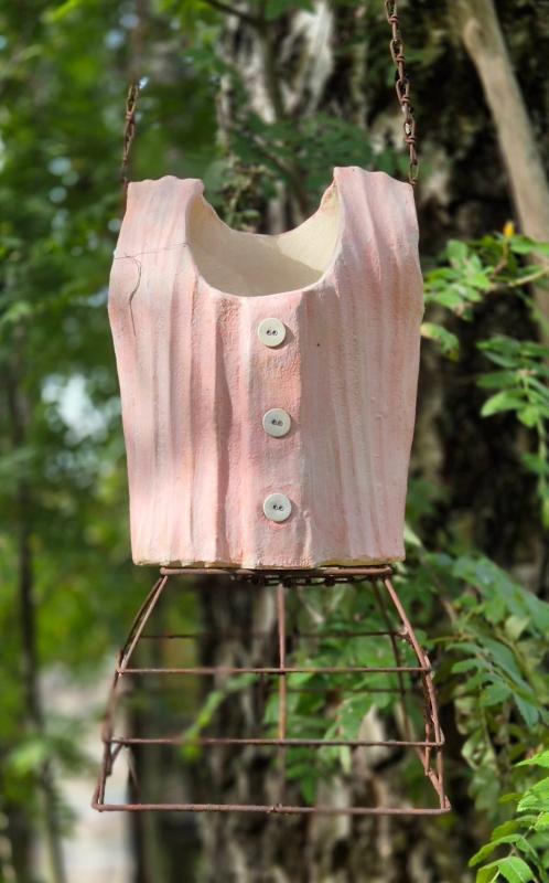 Tiina Ranta Alushame. Käsin rakentaminen, savi ja kierrätys materiaali. Leveys 40 cm korkeus 60 cm. 2025