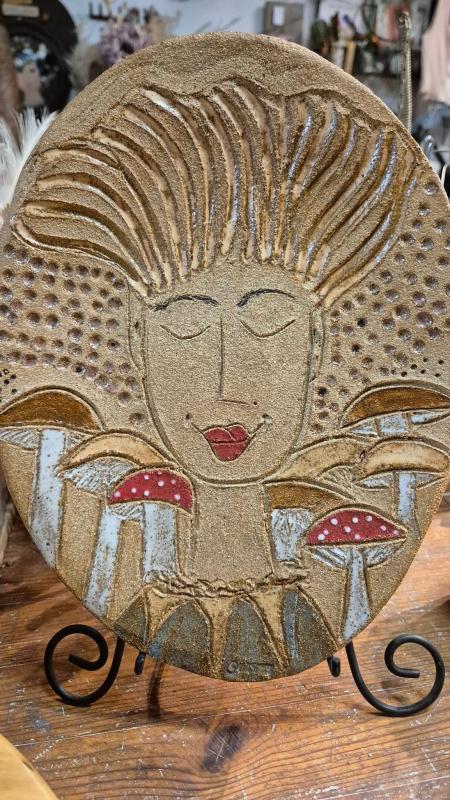 Tiina Ranta, Kanttarellitar . Levytekniikka, savi , engobet ja lasitteet. Koko 30 X 3. 2025