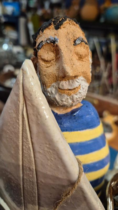 Tiina Ranta, Purjehtia. Levytekniikka ja muotoilu käsin. Savi ja engobit ja lasite. Koko korkeus 22 x 30. Vuosi 2025 (Tilaustyö)