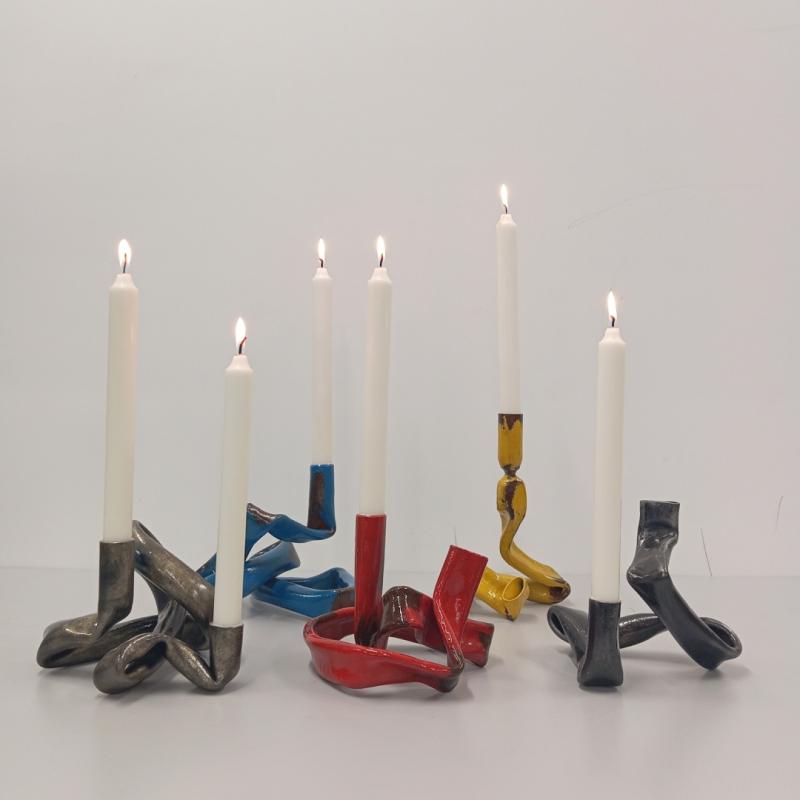 Hanna Hirvonen, ig:@taco.ja.mutsi, "Toimeentulo", 2025. Taottu kierrätetty teräsputki