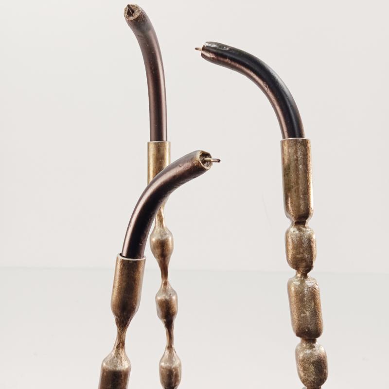 Hanna Hirvonen, ig:@taco.ja.mutsi, "Uinuvat", 2025. Taottu kierrätetty putki, kivi