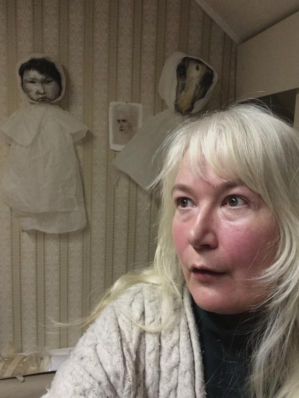 Taustalla poutanukkeja