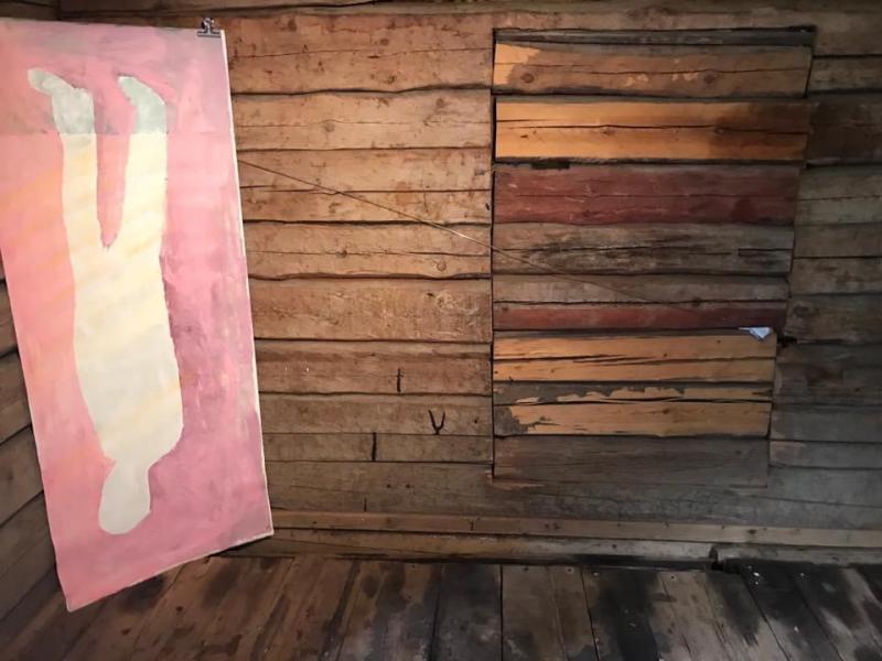 Maalaus tilassa, akryyli kankaalle, hirsi, pigmentti,  n. 200x200x100 cm