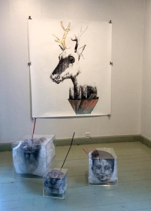 Petra, värihiilipiirros, pleksikuutiot, teippikirjoitusnauha, n.200x200x150 vm, 2020