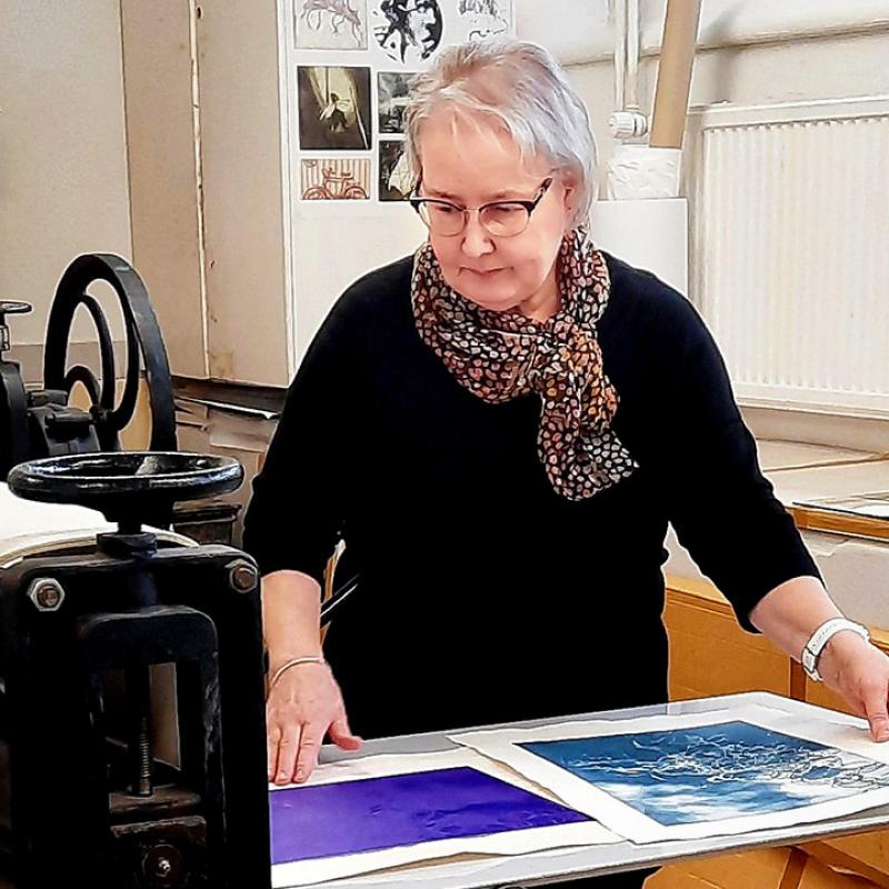 Maire Kesseli vedostamassa