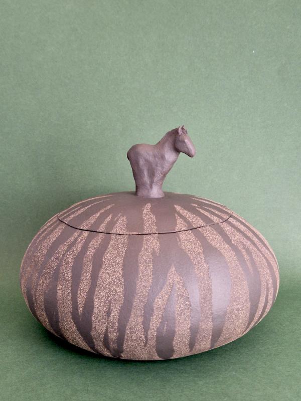 Johanna Fredenberg, Under african skies 2026. Svart stengods, polerat och vattenetsat.