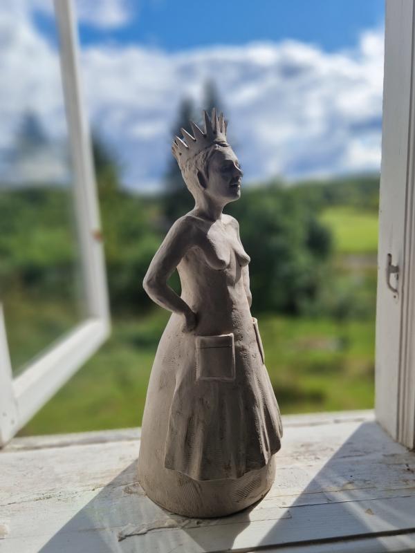 Johanna Fredenberg, She's got pockets 2025. Vit stengodslera.