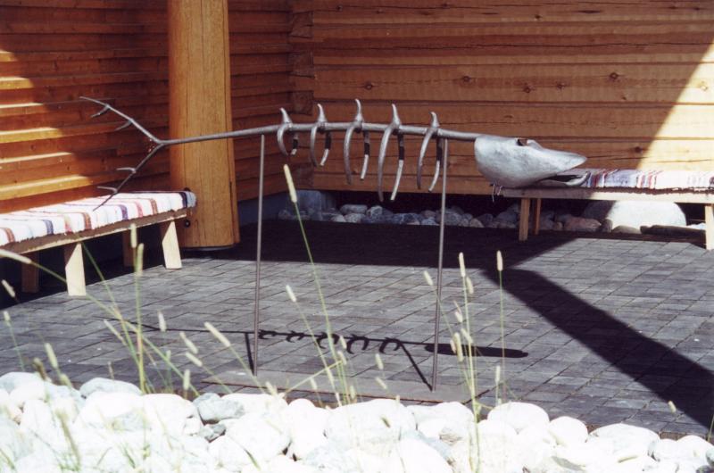 Hauki, taottu teräs. Julkinen teos