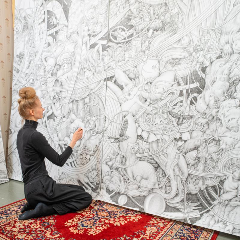 Eeva Honkanen, Työhuonenäkymä, "Trapped in Time", Tussipiirros paperille, 245 x 430 cm, 2024