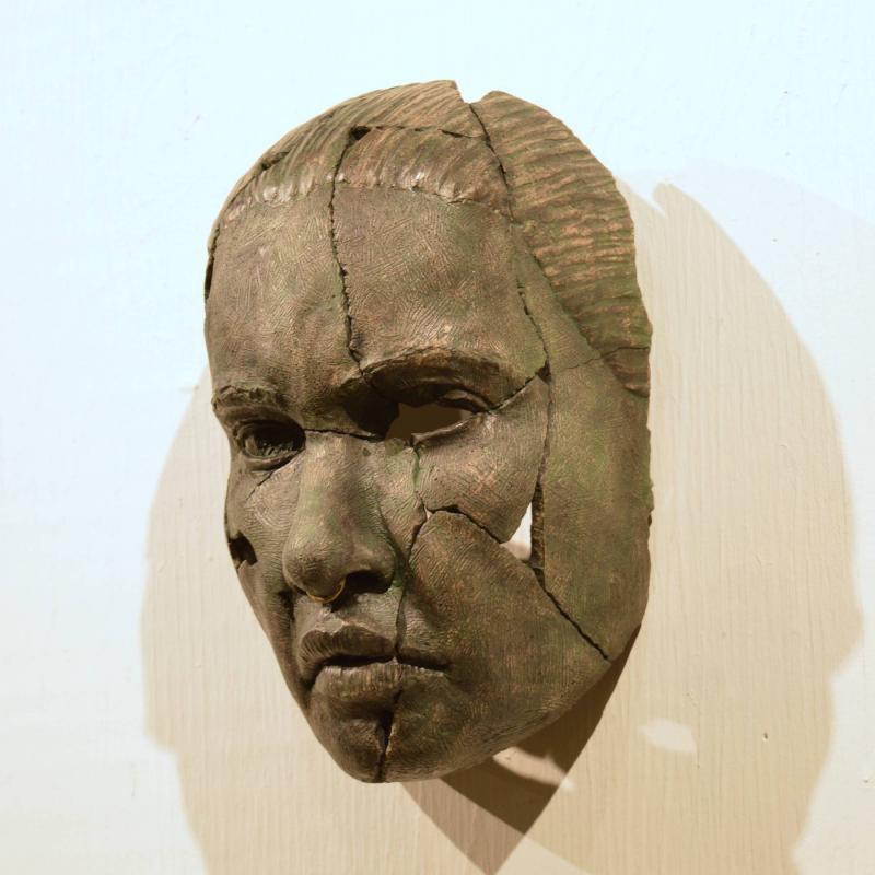 Matti Vesanen, Arpi, maalattu kipsi, 24 x 14 x 11 cm, 2026