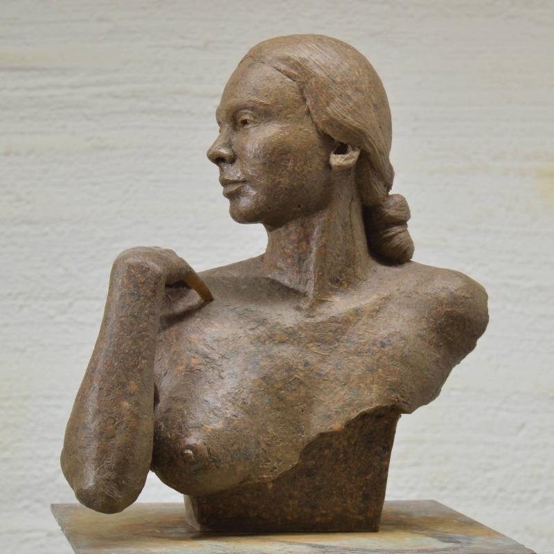 Matti Vesanen, Lempeä, hiekka- ja hartsivalu, 40 x 35 x 22 cm, 2024