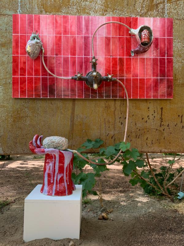 Gold Nugget
2025
käsinrakennus, sekatekniikka
lasitettu kivitavara, lysteri, nahka, muovi, vaneri, akryylimaali, lyöntimetalli
seinä 73x143x27 cm, lattia 40x26x32 cm