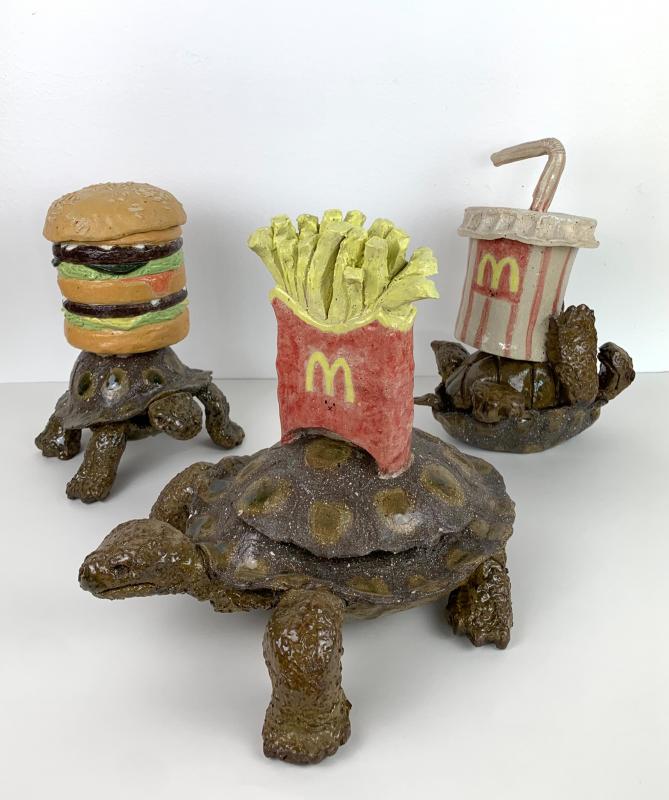 Slow Fast Food
2023
käsinrakennus
lasitettu kivitavara
25x28x22 cm (kolme kappaletta, koko isoimman mukaan)