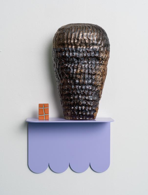 Laura Pehkonen, Kuparikypärä II, puupoltettu keramiikka, lasite, laserleikattu metalli, 2024.