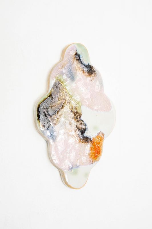 Laura Pehkonen, Kuvastin, lasitettu keramiikka, lasi, 2024