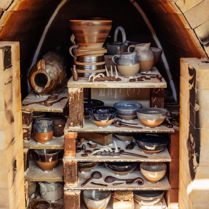 Kuva puu-uunin lastauksesta