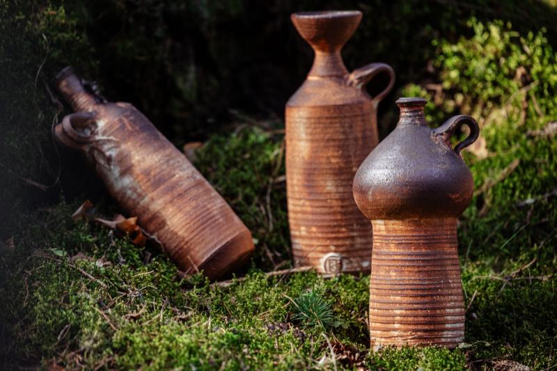 Keraamiset pullot, puupoltettua kivitavaraa, korkeusxhalkaisija n.30x10cm