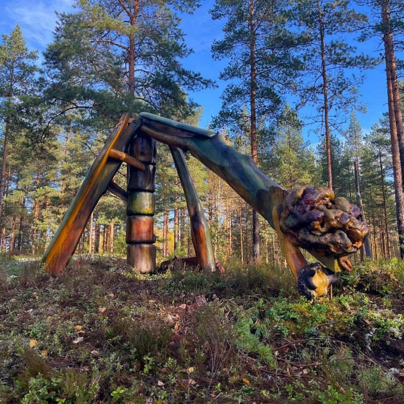 Édouard Samettijalka / Sammetsfotad Édoouard / Édouard the Velvetfoot 2024-2025 / puuaarteet, sieni- ja maapigmentit, terva / 5,5 x 3 x 2,5m